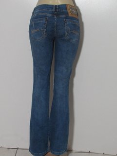 Calça Feminina Jeans Puído Flare Cós Médio Ultimato Lavagem Escura - comprar online