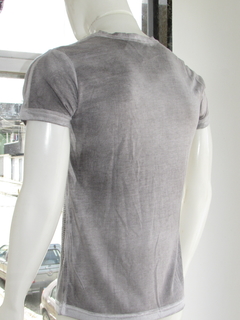 Camiseta Masculina gola V Kothos Silk Jornal - comprar online