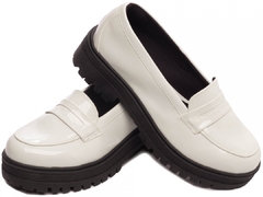 Sapato Mocassim Feminino Tratorado Torricella Verniz Off White - comprar online