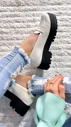 Imagem do Sapato Mocassim Feminino Tratorado Torricella Verniz Off White