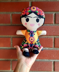 Mochila P + Boneca Frida na internet