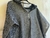 Poncho corto de lana clásico con cierre y capucha - azul marino - comprar online