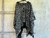 Poncho de lana clásico con cierre y capucha - negro