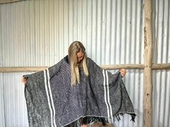 Poncho de lana clásico con capucha - negro y blanco - comprar online