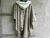 Poncho de lana clásico con capucha - arpillera y blanco - comprar online