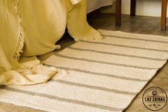 alfombra costado de cama