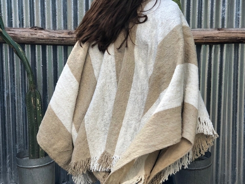 Poncho de lana pesado - beige y blanco
