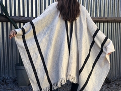 Poncho de lana pesado - blanco 2 rayas negras
