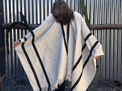 Poncho de lana pesado - blanco 2 rayas negras - comprar online