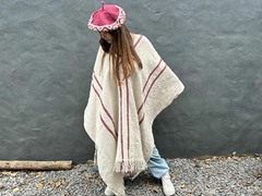 Poncho de lana clásico largo - crudo 2 rayas bordo - comprar online