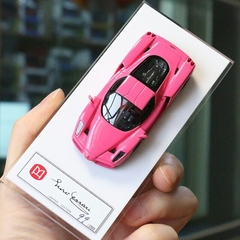 DMH 1:64 Ferrari Enzo Pink na internet