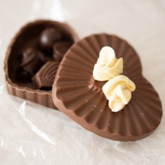 Corazón de chocolate con bombones chico - comprar online