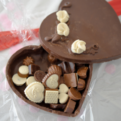 Corazón de chocolate con bombones grande