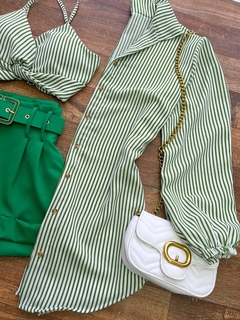 Conjunto Camisa e Cropped verde na internet