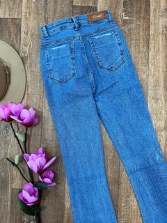 Calça jeans flare premium na internet