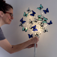 Mariposas en flor Forever Blue con florero de vidrio - comprar online