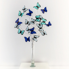 Imagen de Mariposas en flor Forever Blue con florero de vidrio