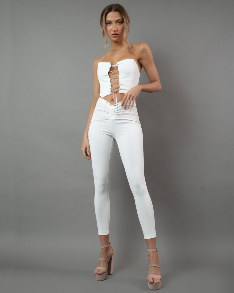 https://acdn.mitiendanube.com/stores/062/992/products/pantalon-flor-blanco-y-top-corset-maga-blanco-11-3dd83871fc2bdf9faa16661065056137-1024-1024.jpg