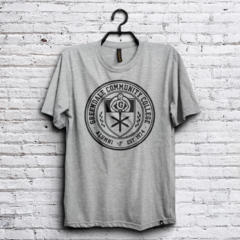 Remera Alumni #VRYDFFCLT - Remeras de Cine y Series Very Difficult