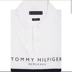 Camiseta Infantil Polo Tommy Hilfiger - Logo Branca- TH7884 - Tamanho 12 - 14 anos na internet