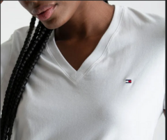 Camiseta Tommy Feminina gola V Branca tamanho P - comprar online
