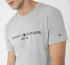 Camiseta Tommy Hilfiger Cinza Logo - TH7435 - Tamanho P