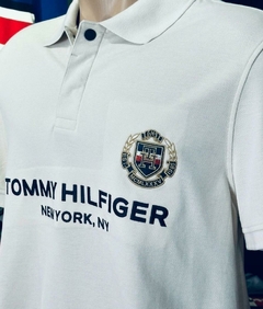 Camiseta Polo Tommy Hilfiger NY Branca - TH9654- Tamanho 4 anos na internet