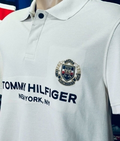 Camiseta Polo Tommy Hilfiger NY Branca - TH9654- Tamanho 5 anos na internet