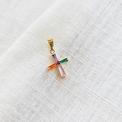 Pingente Mini Crucifixo Com Zircônias Coloridas Banho Ouro 18K na internet