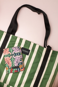 GIFT BOX - Totebag Grande Stripes + Porta Pasaporte Garden, en caja - comprar online