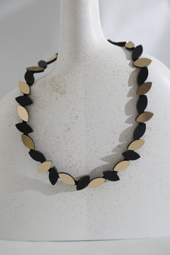 Collar Kate Leaves Round - Oro / Negro en internet