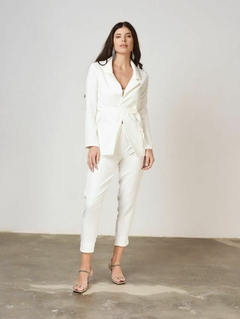 CHAQUETA LAUREN CREPPE ELASTIZADO BLANCO - Enbabia