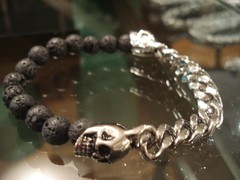 *Pulsera Piedras volcanicas con cadena y calaveras