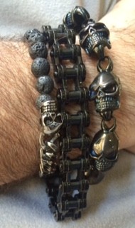 *Pulsera Piedras volcanicas con cadena y calaveras - comprar online