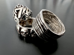 Anillo CINTA CALAVERAS GRANDES en internet