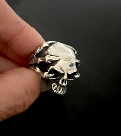 Anillo CALAVERA CON GARRA - comprar online