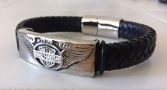 *Pulsera Cuero trenzado y Escudo HD con alas - comprar online