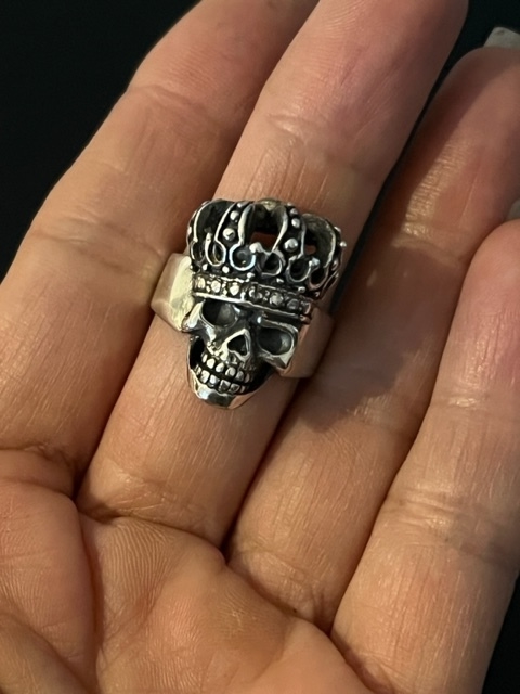 Anillo de calavera negro sale