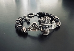 Pulsera calavera con galera y piedras en los ojos