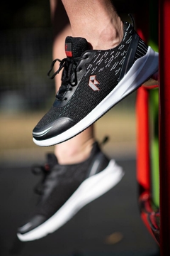 ZAPATILLAS HOMBRE FILAMENT KNIT BLACK RED (2200154168) - Max Deportes