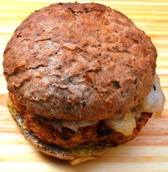 Promo 6 unidades de Hamburguesas Veganas Sandwichs Pan arabe multicereal, burguersoja o burgerlenteja, mozzarella de soja, pimientos confitados, aceitunas negras y cebollines asados - comprar online