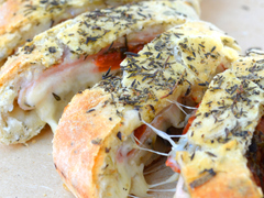 Focaccia Rellena de jamón y queso con tomates asados