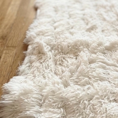 Alfombra Pie de Cama Blanca Pelo Largo de 50 x 150 cm - Trendy Corner