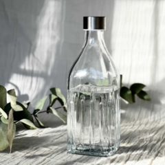 Botella Cuadrada Boa de vidrio con tapa de acero. - comprar online