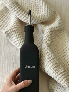 Aceitera de Vidrio Black Vinagre con Pico Vertedor 500cc - Trendy Corner