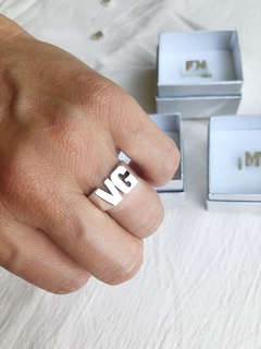 Anillo Iniciales caladas Comprar en Diez y Diez Joyas