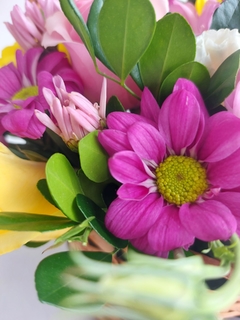 arranjo de flores mistas na cesta - comprar online