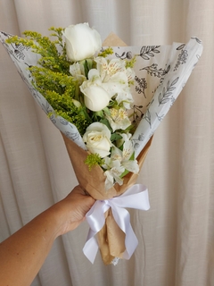 Buquê Espalmado 03 rosas brancas - comprar online
