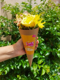 Cone Ternura de Rosa Amarela Dia da Mulher - loja online