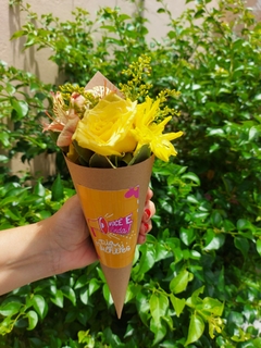 Cone Ternura de Rosa Amarela Dia da Mulher - Floricultura Flores da Ilha